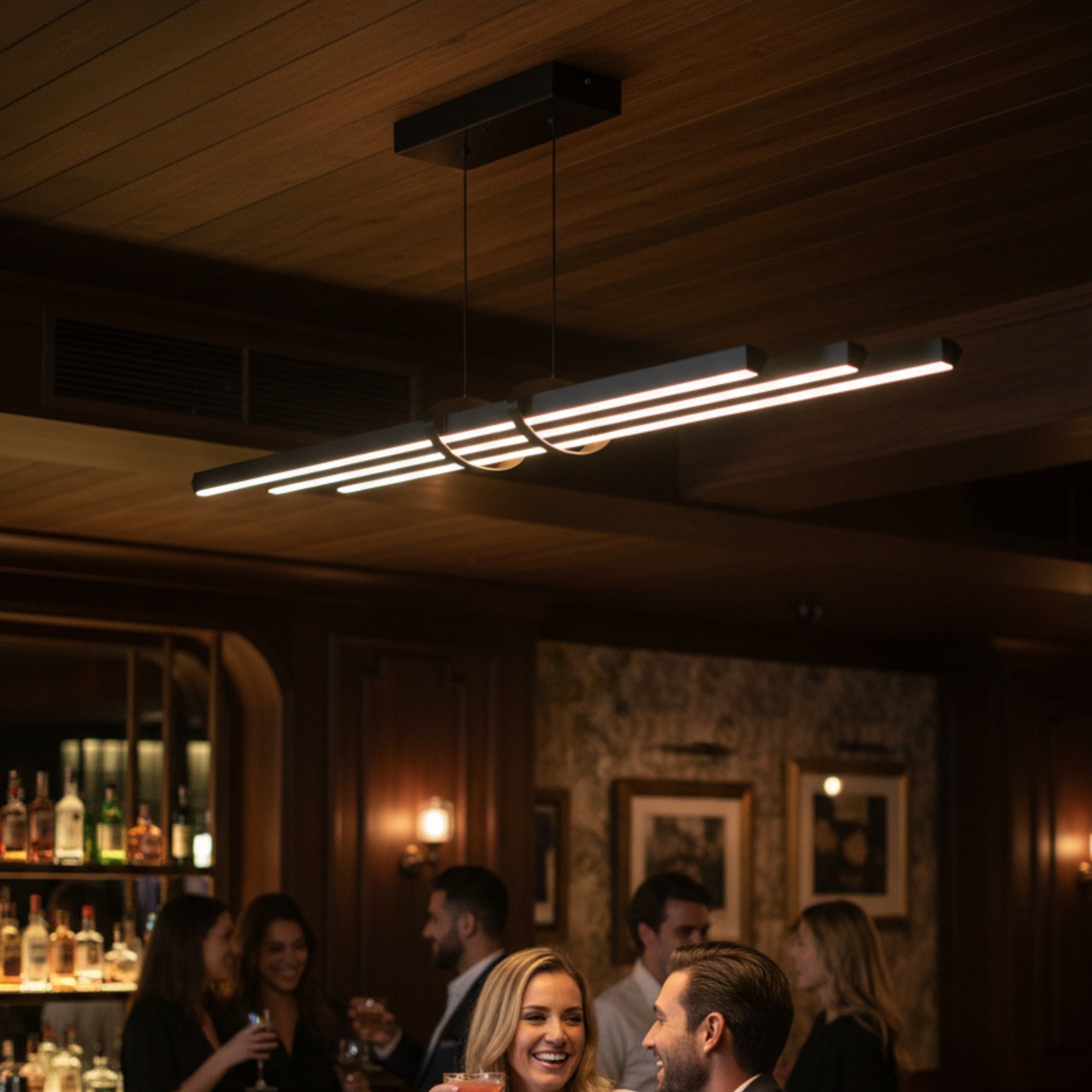 Cosmo Downlight lüks bar aydınlatması altında sohbet eden şık insanlar ve sıcak atmosfer.
