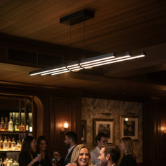 Cosmo Downlight lüks bar aydınlatması altında sohbet eden şık insanlar ve sıcak atmosfer.