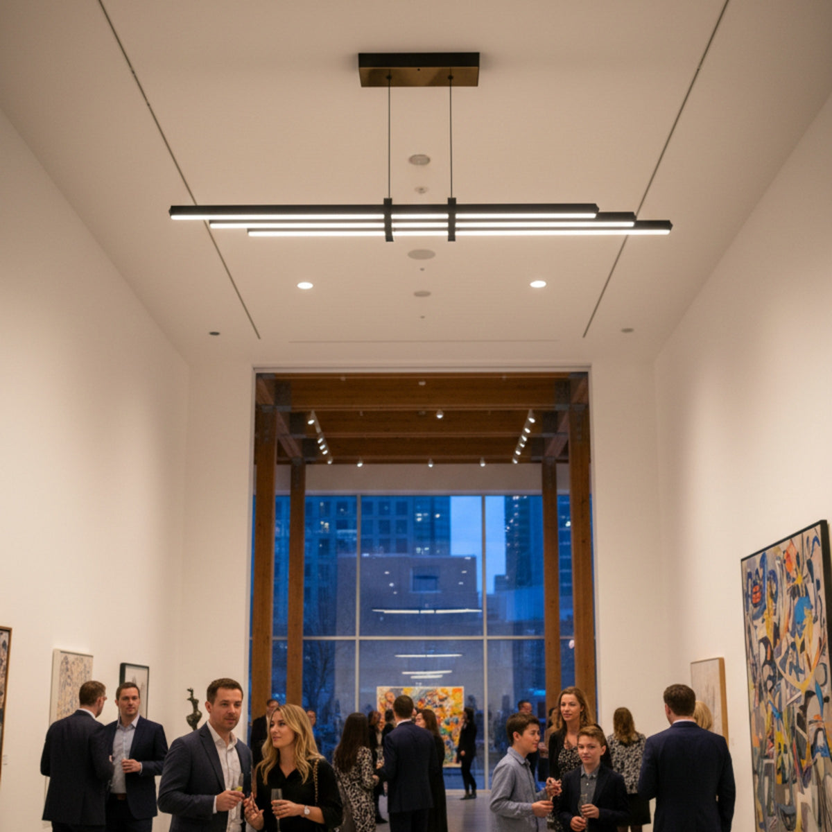 Sanat galerisinde sergilenen tabloları aydınlatan siyah Cosmo modern LED linear sarkıt avize.