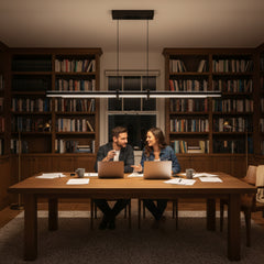 Kütüphaneli çalışma odasında çift yönlü Cosmo LED sarkıt altında çalışan çift.