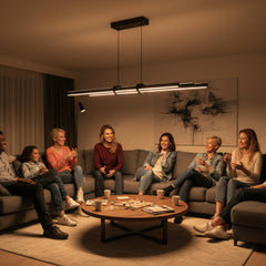 Modern salon koltuğunda oturan aileye eşlik eden Cosmo sarkıt avize.