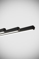 Modern Lineer LED Sarkıt Avize | Siyah Gövde & Gold Detaylı Minimal Tavan Aydınlatması – Yemek Masası, Mutfak Adası ve Salon İçin