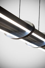 Lineer LED Sarkıt Avize – Çift Işık Hatlı, Siyah Metal Gövdeli Modern Tasarım Aydınlatma