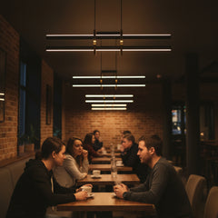 Modern cafe iç mekanında masaları aydınlatan Halo lineer LED sarkıt avize modelleri