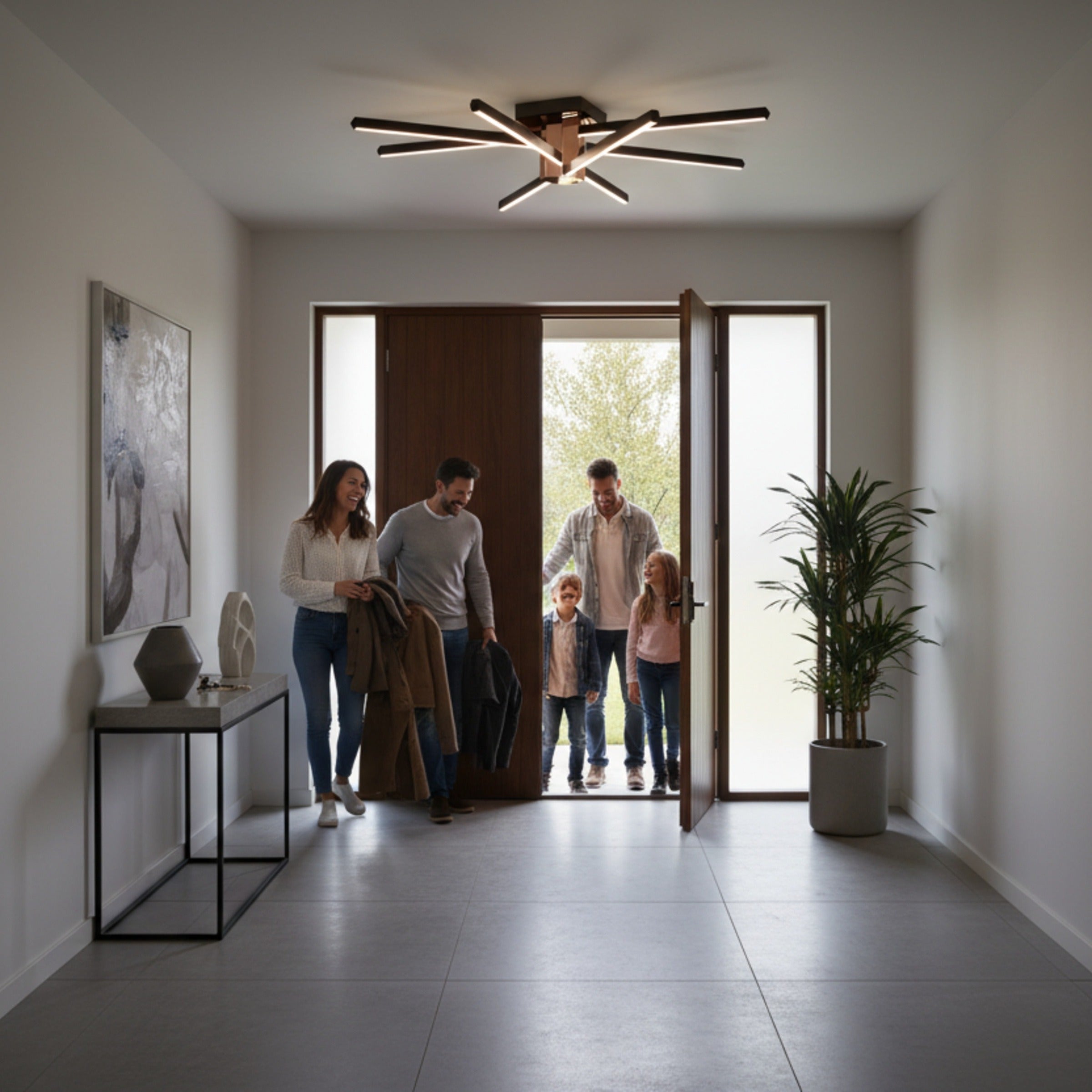 Nova Eight 8 kollu modern plafonyer ile aydınlatılmış şık bir giriş holü ve mutlu bir aile
