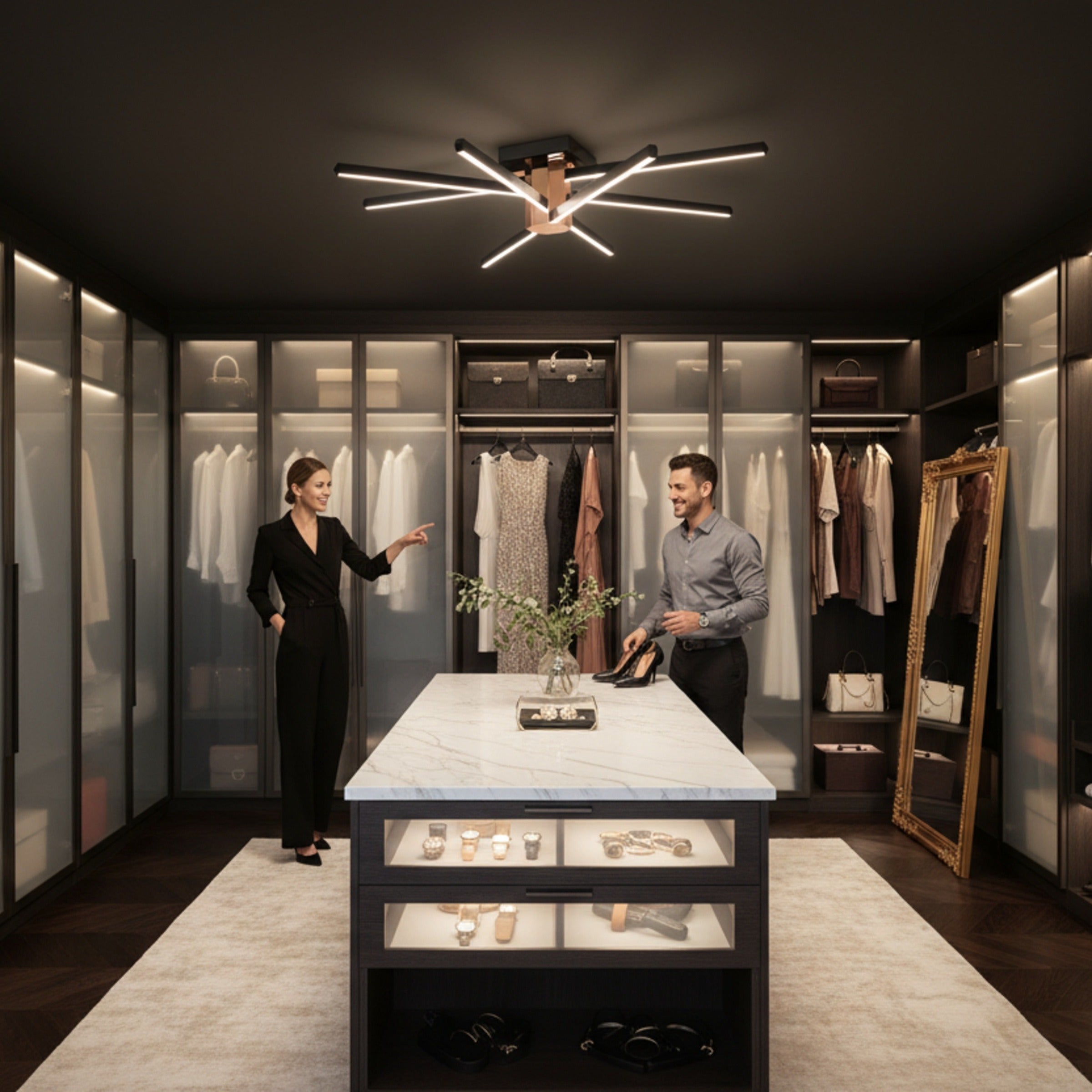 Lüks bir giyinme odasında şık bir çiftin kıyafet seçimine eşlik eden Nova Eight 8 kollu tavan lambasının modern duruşu.