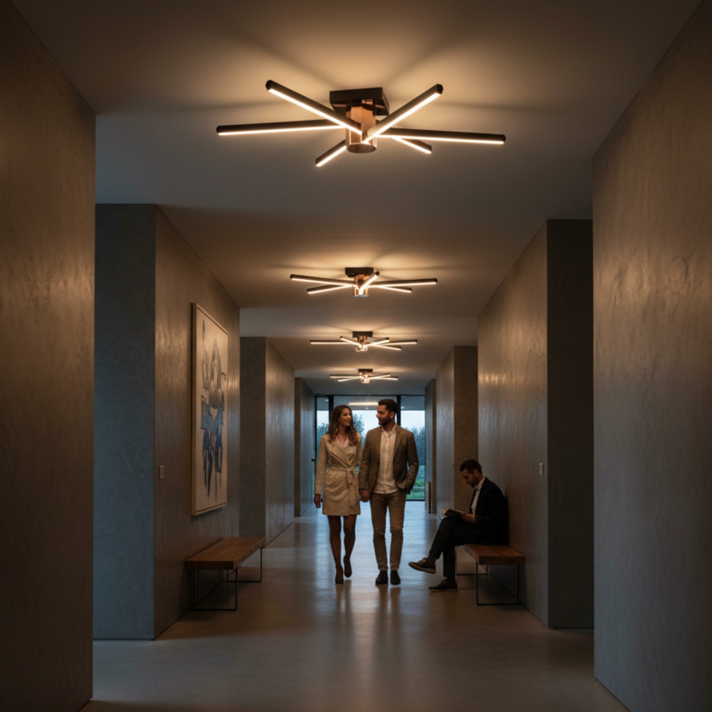 Modern bir apartman holünde Nova Eight aydınlatma eşliğinde sohbet eden çift ve dinlenen adam.