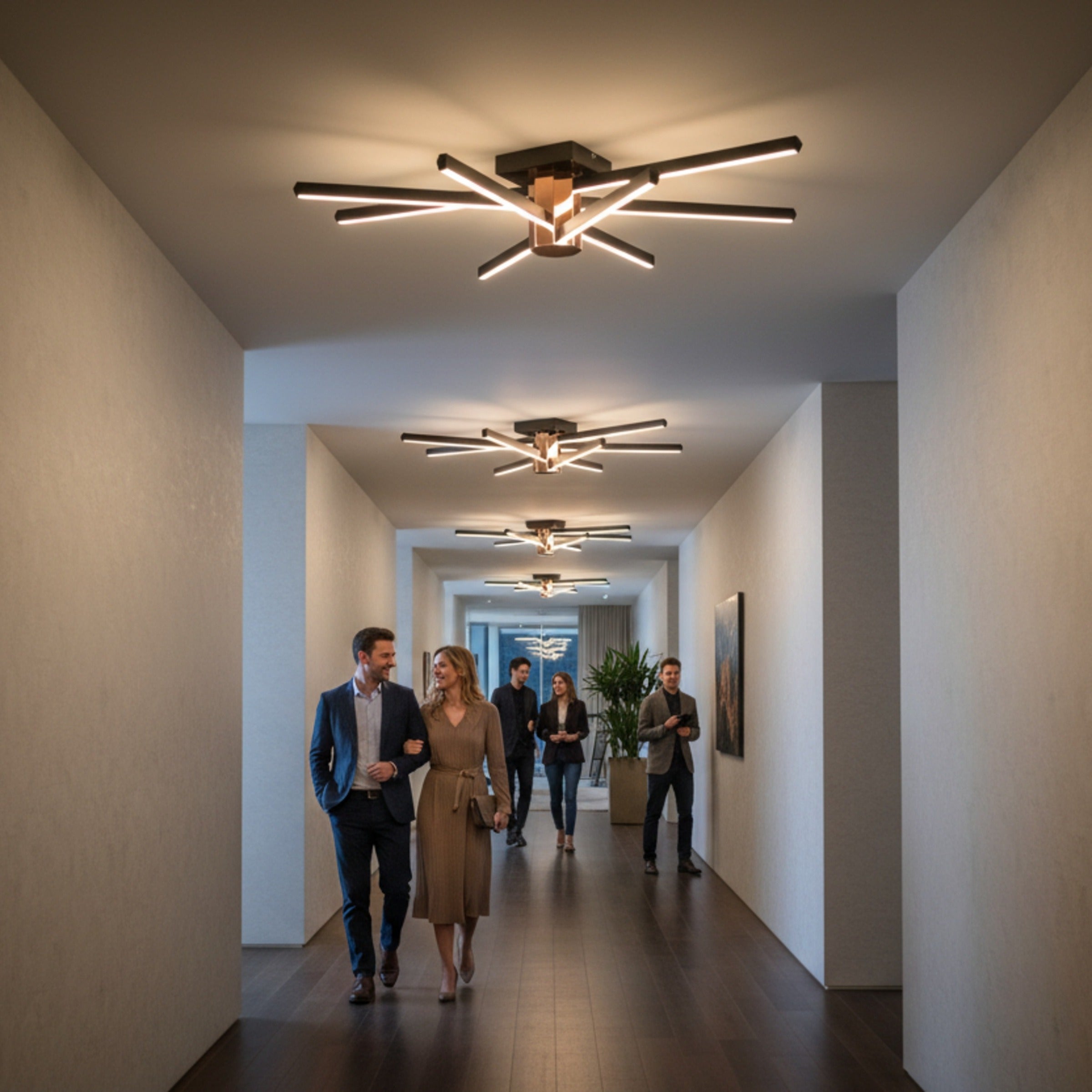 Geniş bir koridorda sıralı halde kullanılan Nova Eight tavan lambaları ile lüks aydınlatma tasarımı