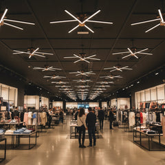 Koyu renk tavanlı geniş mağaza iç mekanında çoklu Nova Eight plafonyer kullanımı.