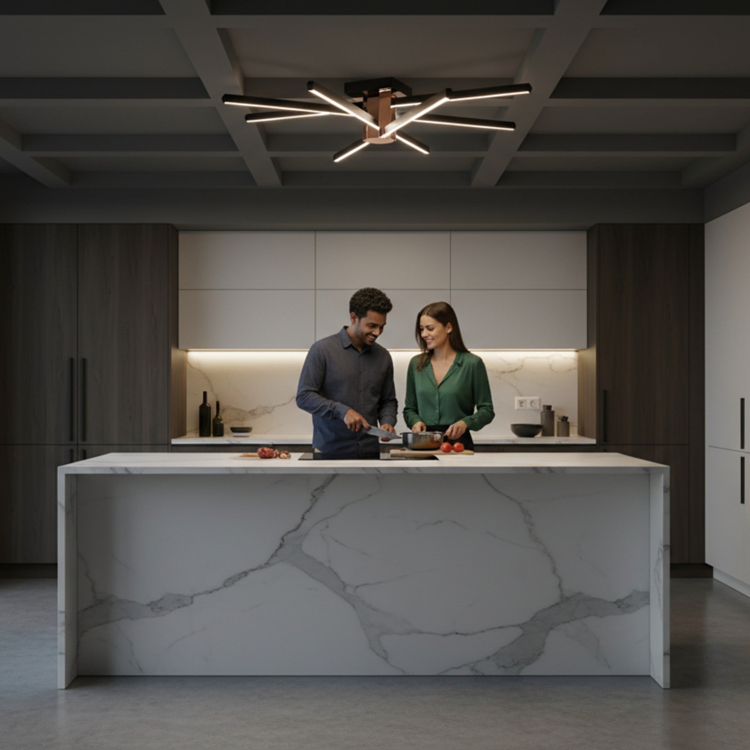 Modern bir mutfak adası üzerinde Nova Eight 8 kollu plafonyer ile aydınlatılan mutlu bir çift.