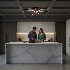 Modern bir mutfak adası üzerinde Nova Eight 8 kollu plafonyer ile aydınlatılan mutlu bir çift.