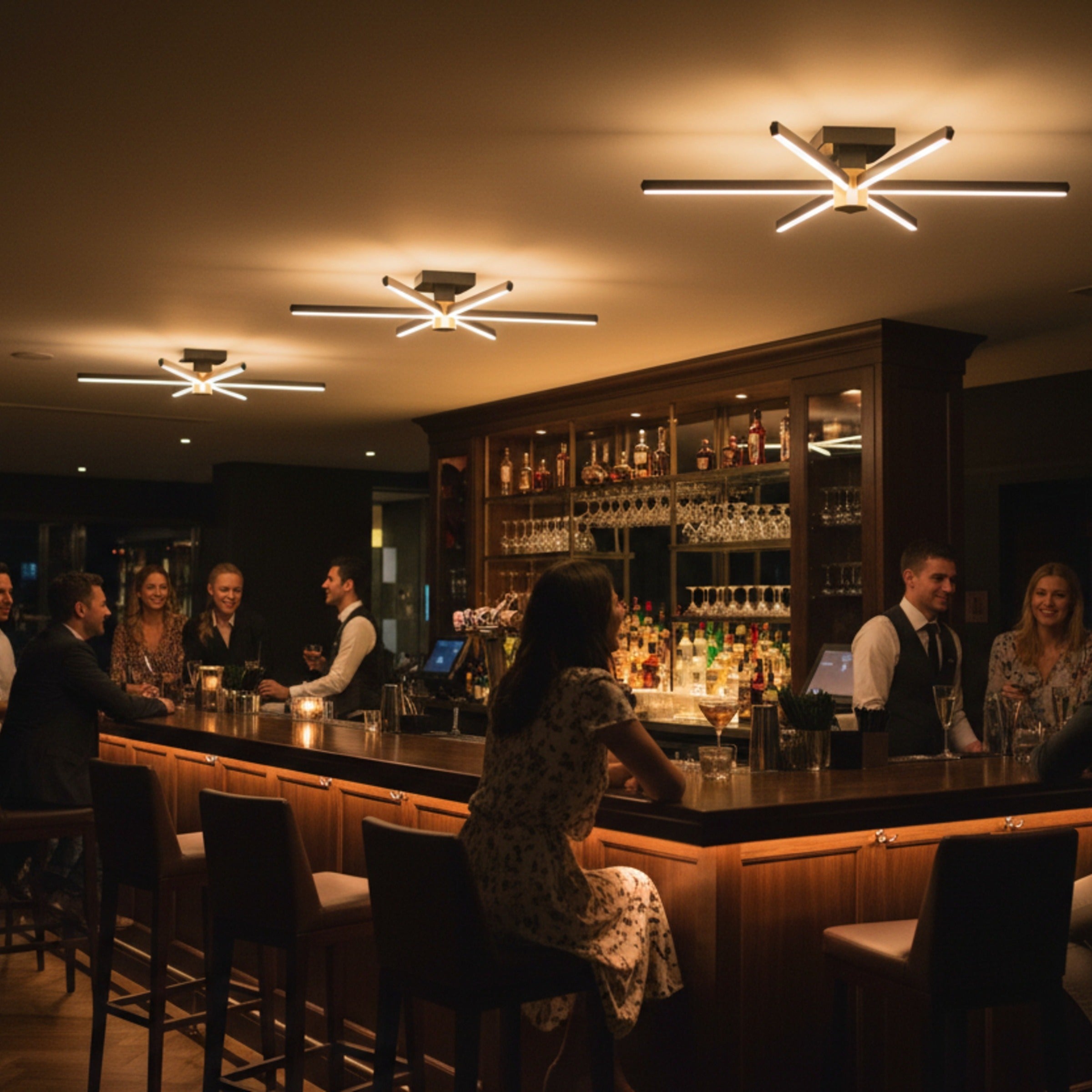 Şık bir barın tavanında konumlanan Nova Six radyal bar aydınlatması ile yaratılan lüks gece atmosferi.