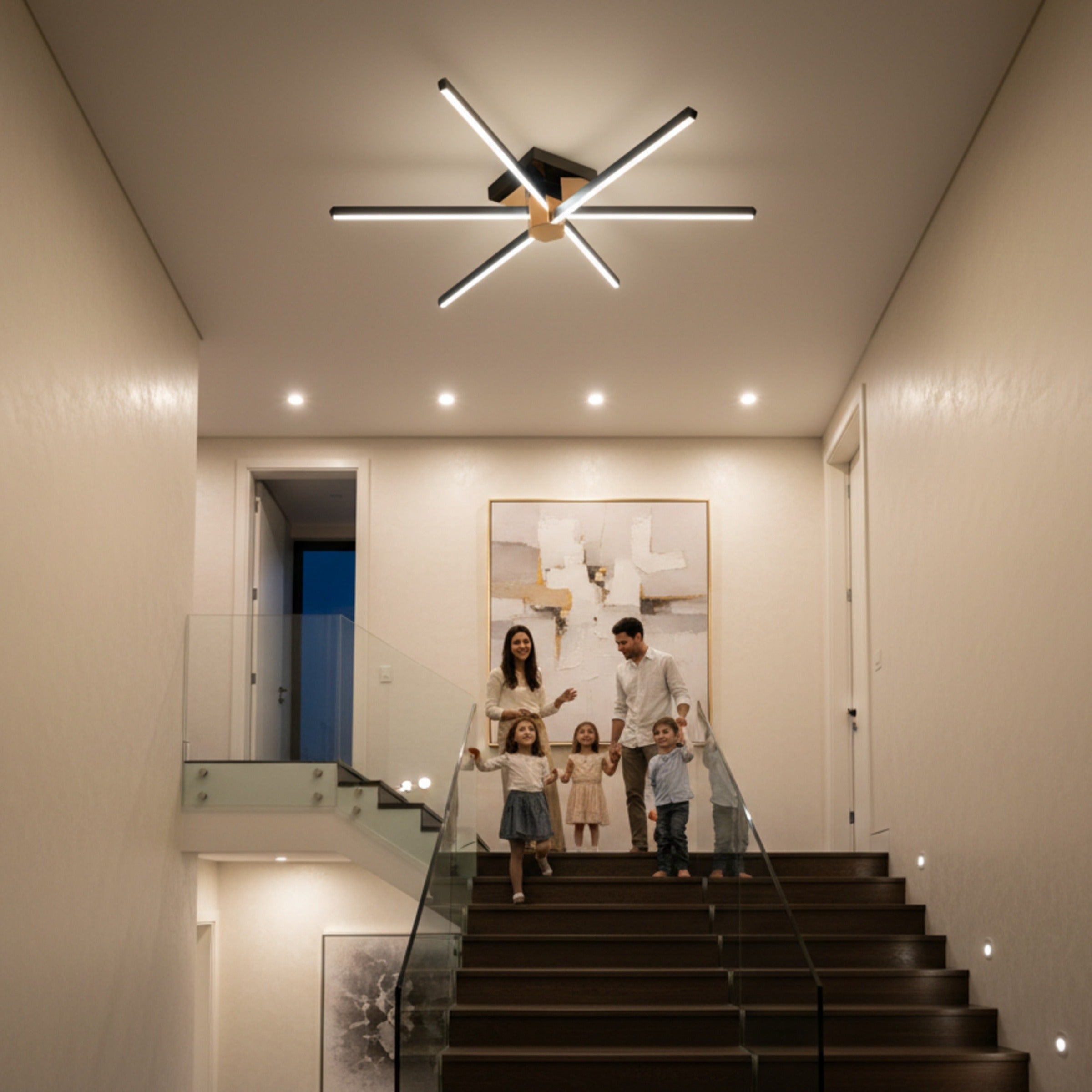 Galeri boşluğu merdiven alanında modern Nova Six tavan aydınlatması ve mutlu aile tablosu.