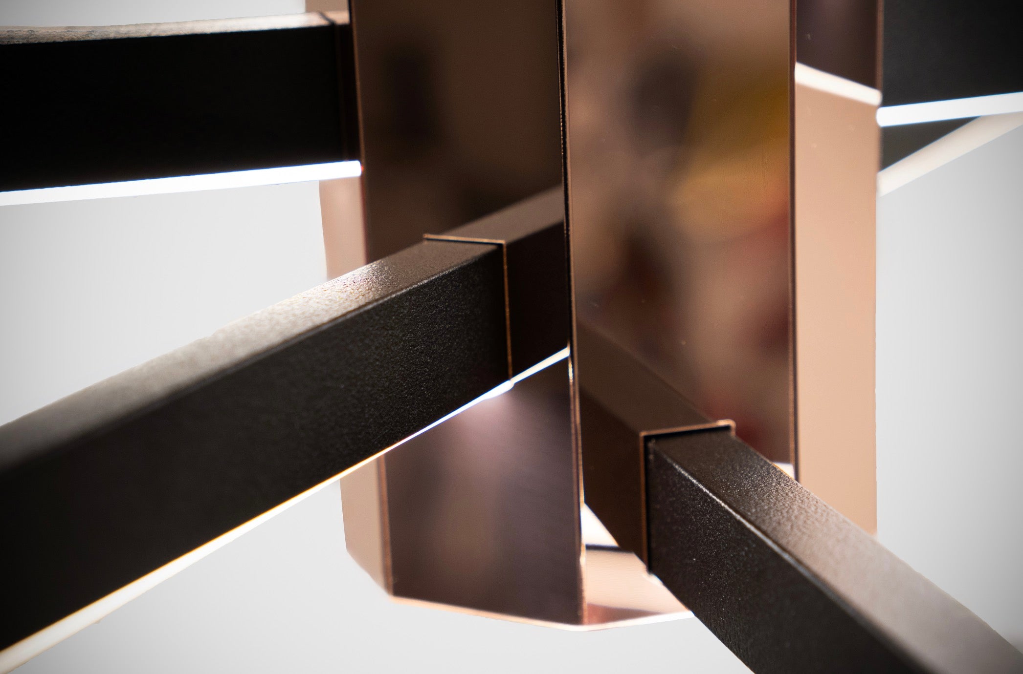 Yüksek kaliteli metal dokusuyla dikkat çeken Nova Eight serisi avizenin siyah lineer kollarının mimari birleşimi.