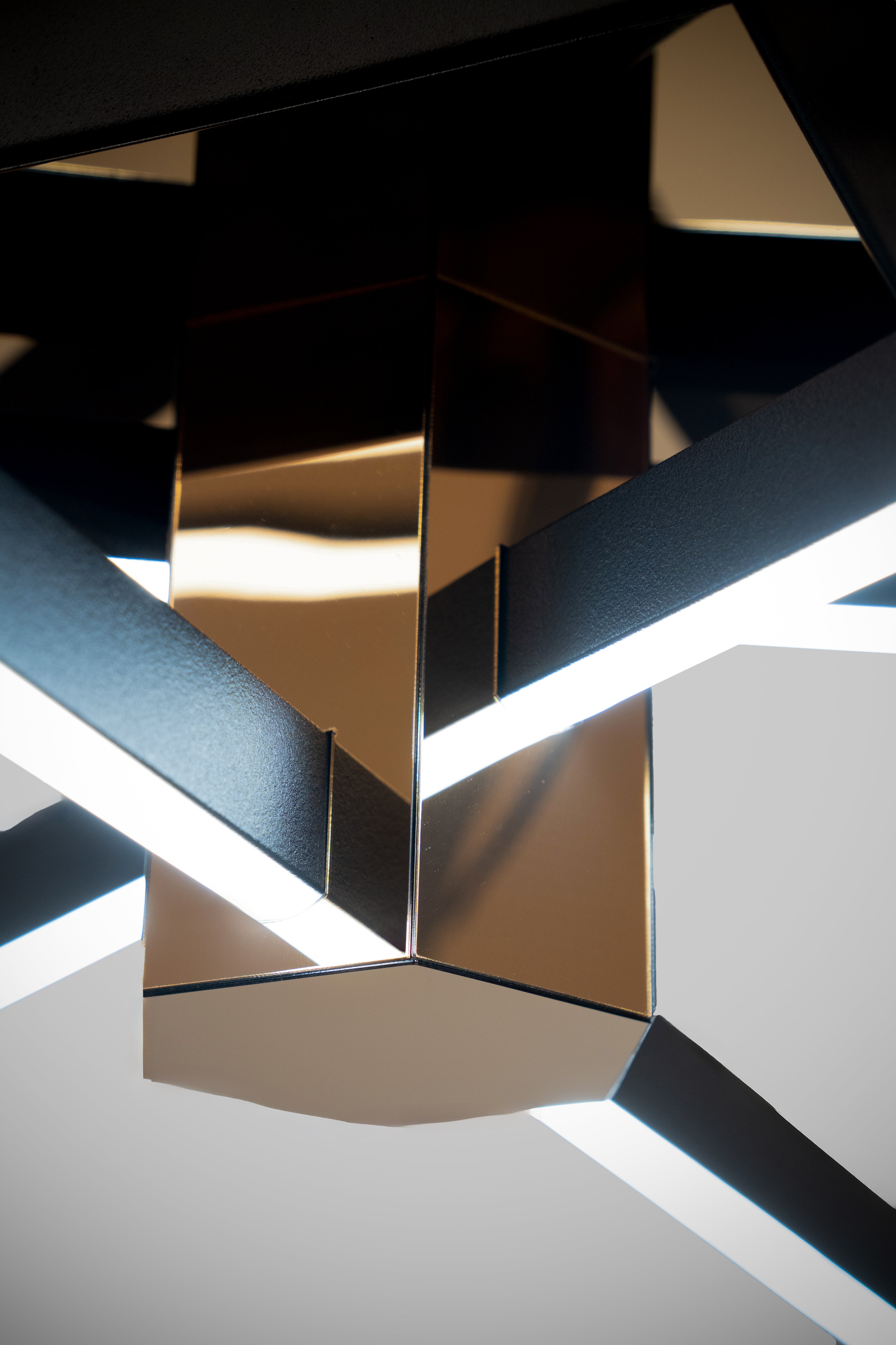 Nova Six serisi avizenin merkezindeki gold yansımalı premium malzeme ve işçilik detayları.