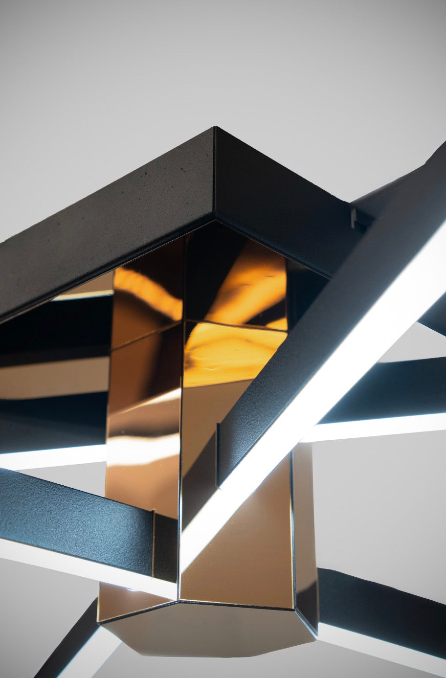 Nova Six tasarım avizenin lüks gold kaplama merkez parçası ve siyah kollarının detay çekimi.