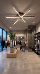 Modern bir butik mağaza içerisinde ürünleri ön plana çıkaran Nova Six mimari aydınlatma.