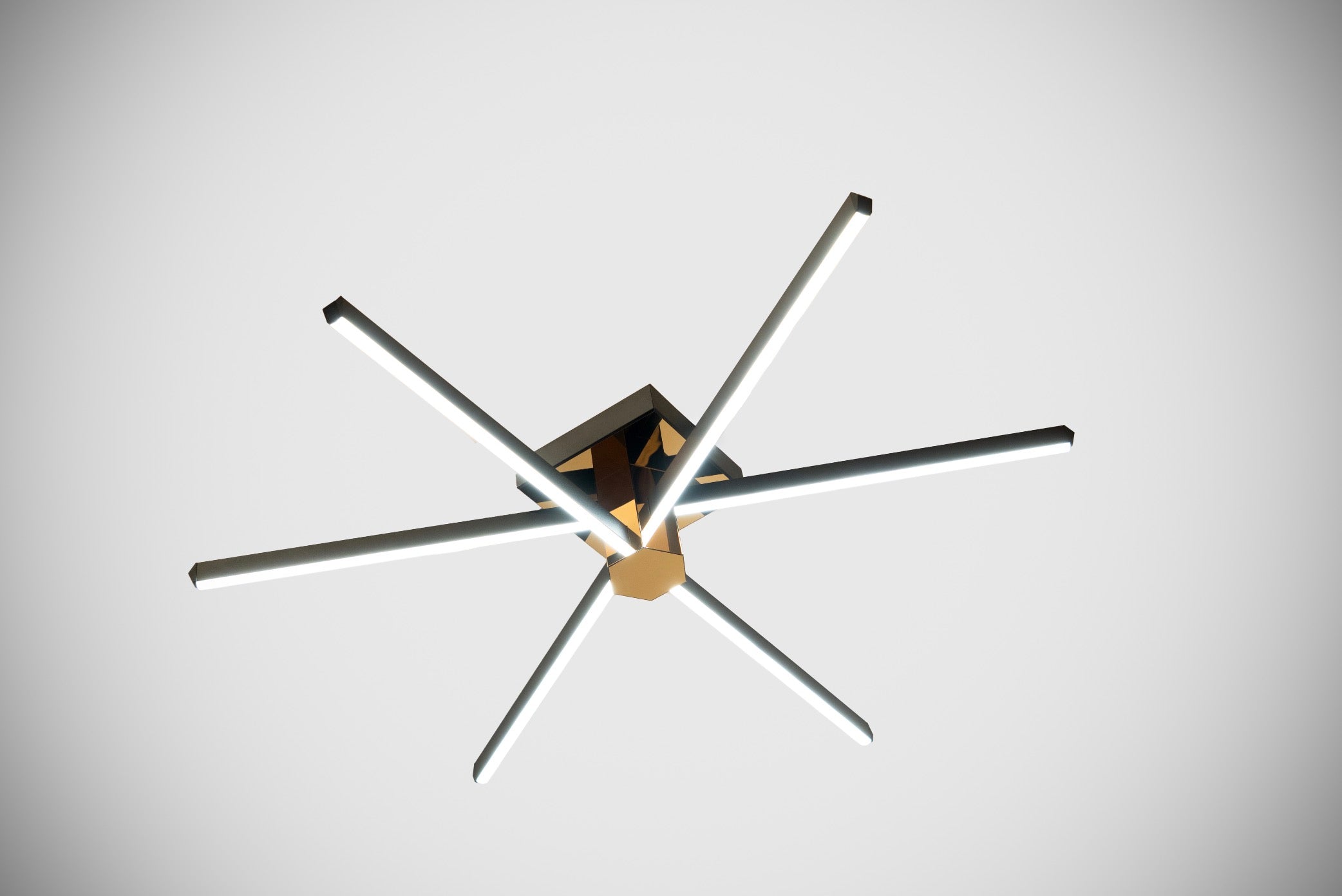 Altı kollu yıldız formundaki Nova Six siyah gold plafonyerin kusursuz geometrik tasarım hatları.