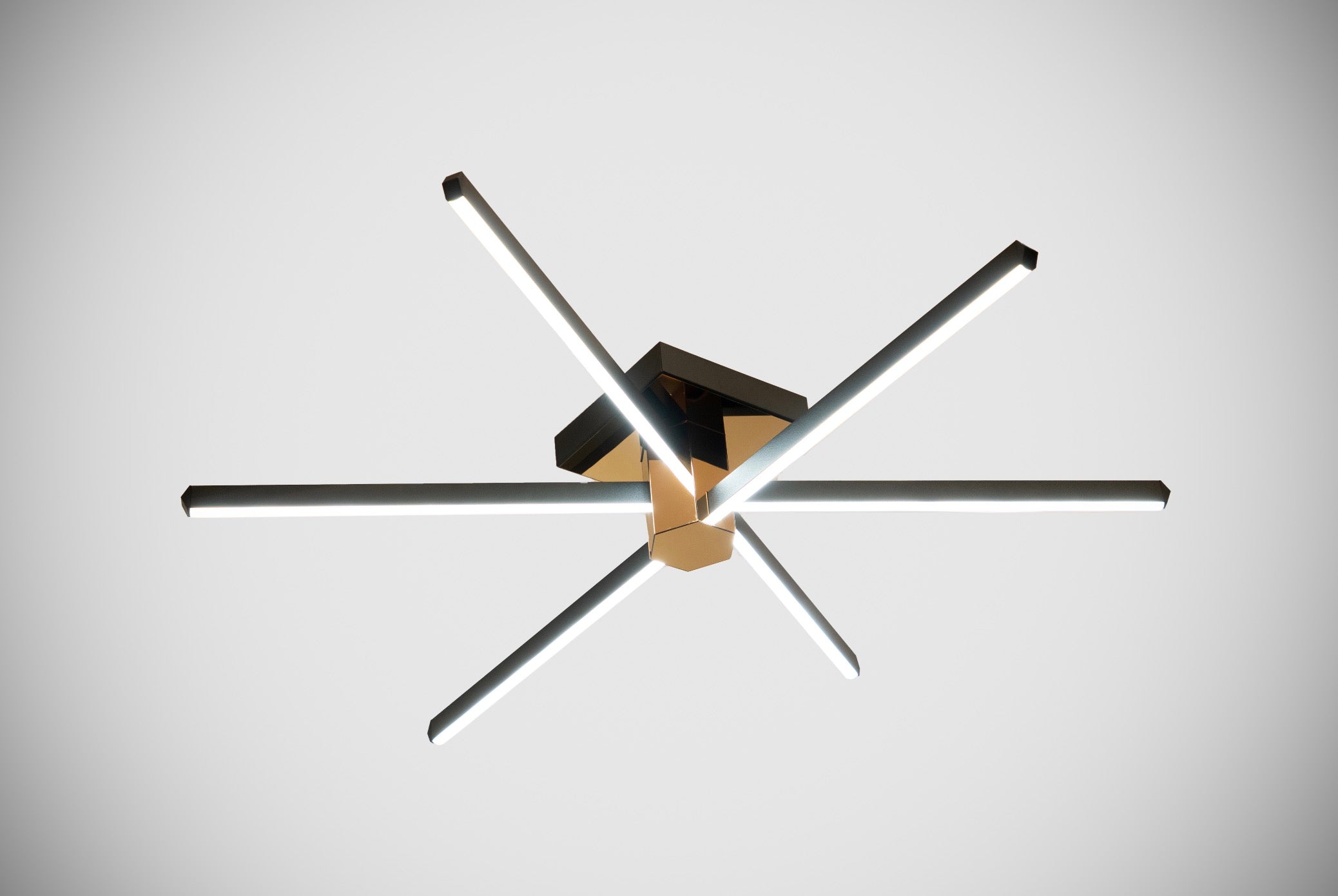 Siyah metal kollar ve gold merkez detaylı Nova Six modern tavan aydınlatmasının şık alt açısı.