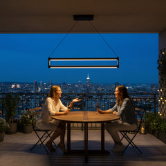 Şehir manzaralı bir balkonda keyifli sohbetlere eşlik eden Orion modern lineer led aydınlatma sistemi