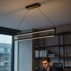 Home office çalışma alanında masa üstü aydınlatması olarak kullanılan siyah Orion modern sarkıt