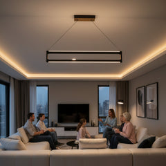 Lüks salon dekorasyonunda modern bir atmosfer yaratan Orion siyah lineer sarkıt avize altında vakit geçiren aile.