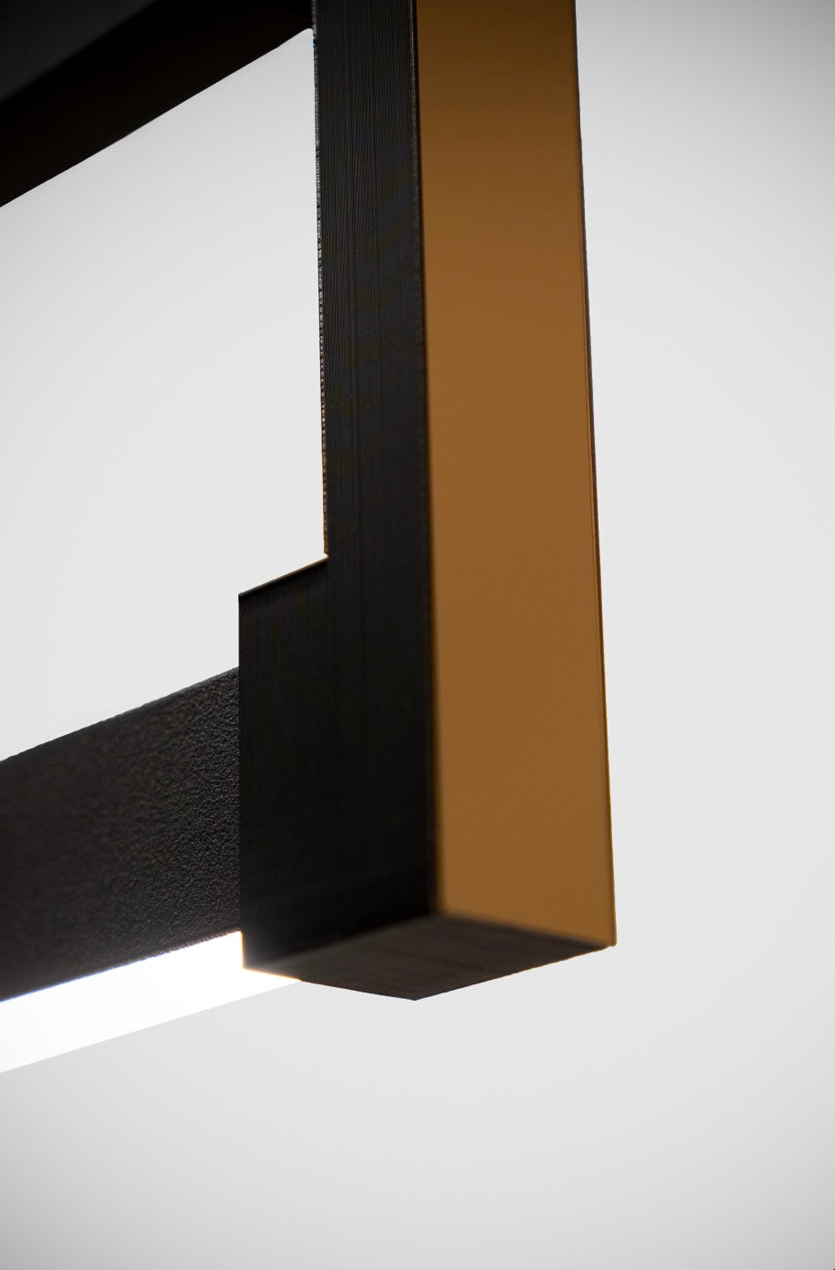 Modern iç mekan tasarımı Orion sarkıtın siyah tekstürize boyalı gövdesi ve gold yan panel bitiş detayları.