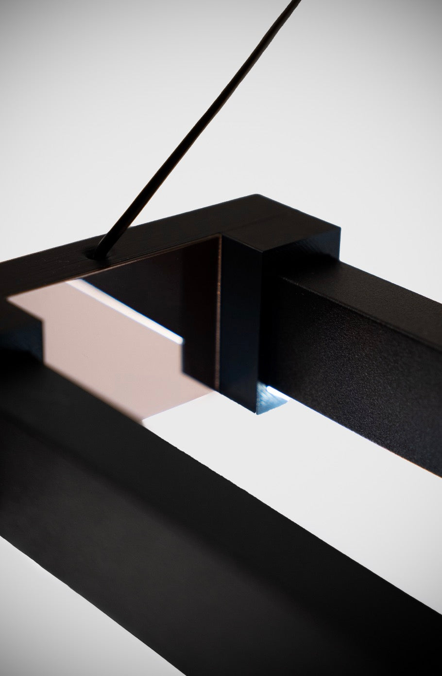 Vega serisi lüks aydınlatmanın mimari çizgilere sahip iç köşe bağlantı noktaları ve minimalist birleşim detayı.