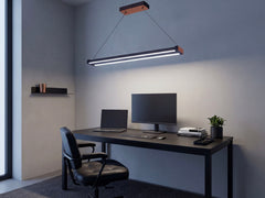 Vega siyah lineer LED sarkıt avizenin modern çalışma masası üzerindeki odaklanmış aydınlatması.
