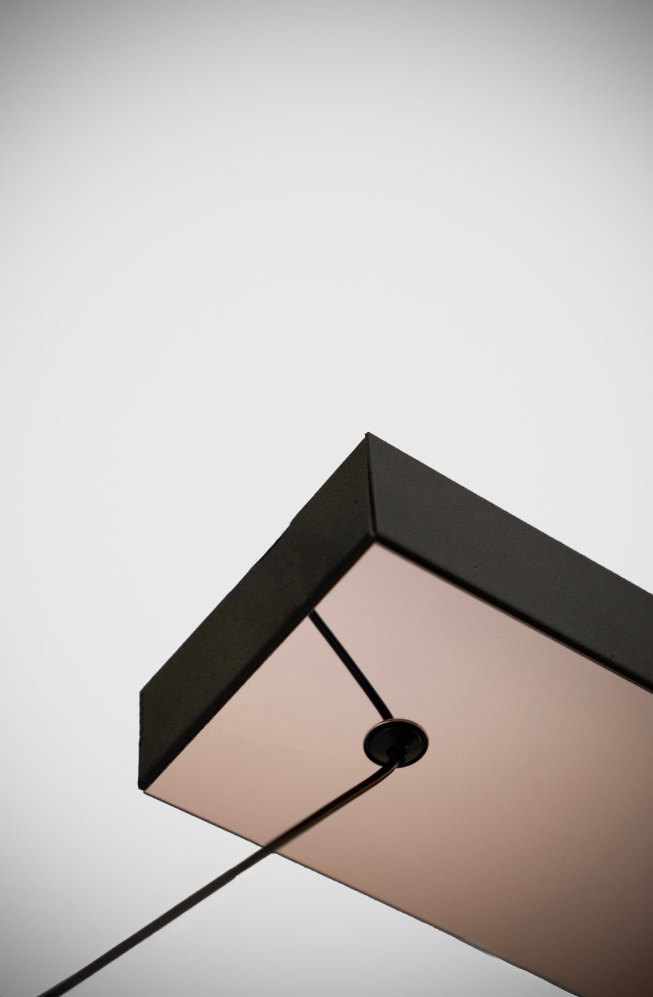 Vega mutfak avizesinin tavan montaj aparatındaki siyah metal ve gold bitiş detaylarının yakın çekimi.