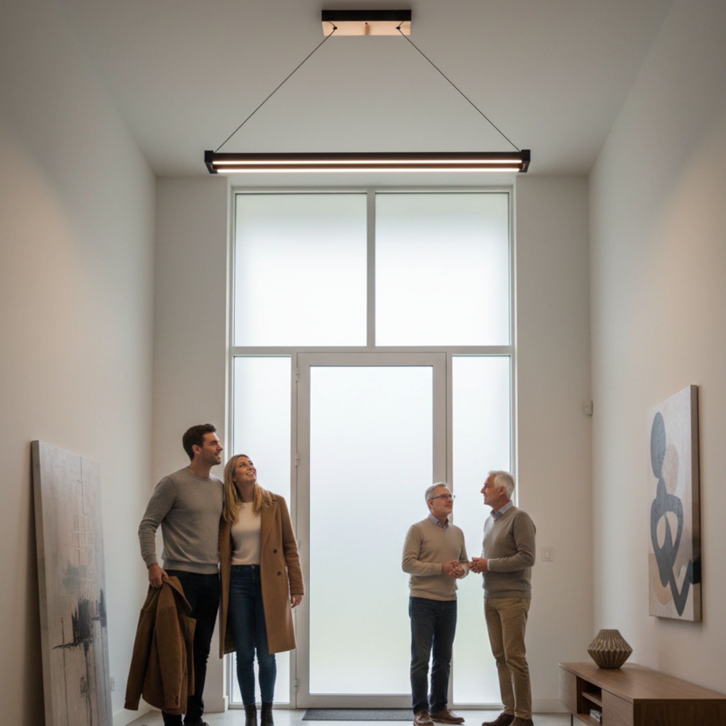 Vega siyah lineer sarkıt aydınlatmanın modern bir hol girişinde yarattığı ferah ve lüks karşılama atmosferi.