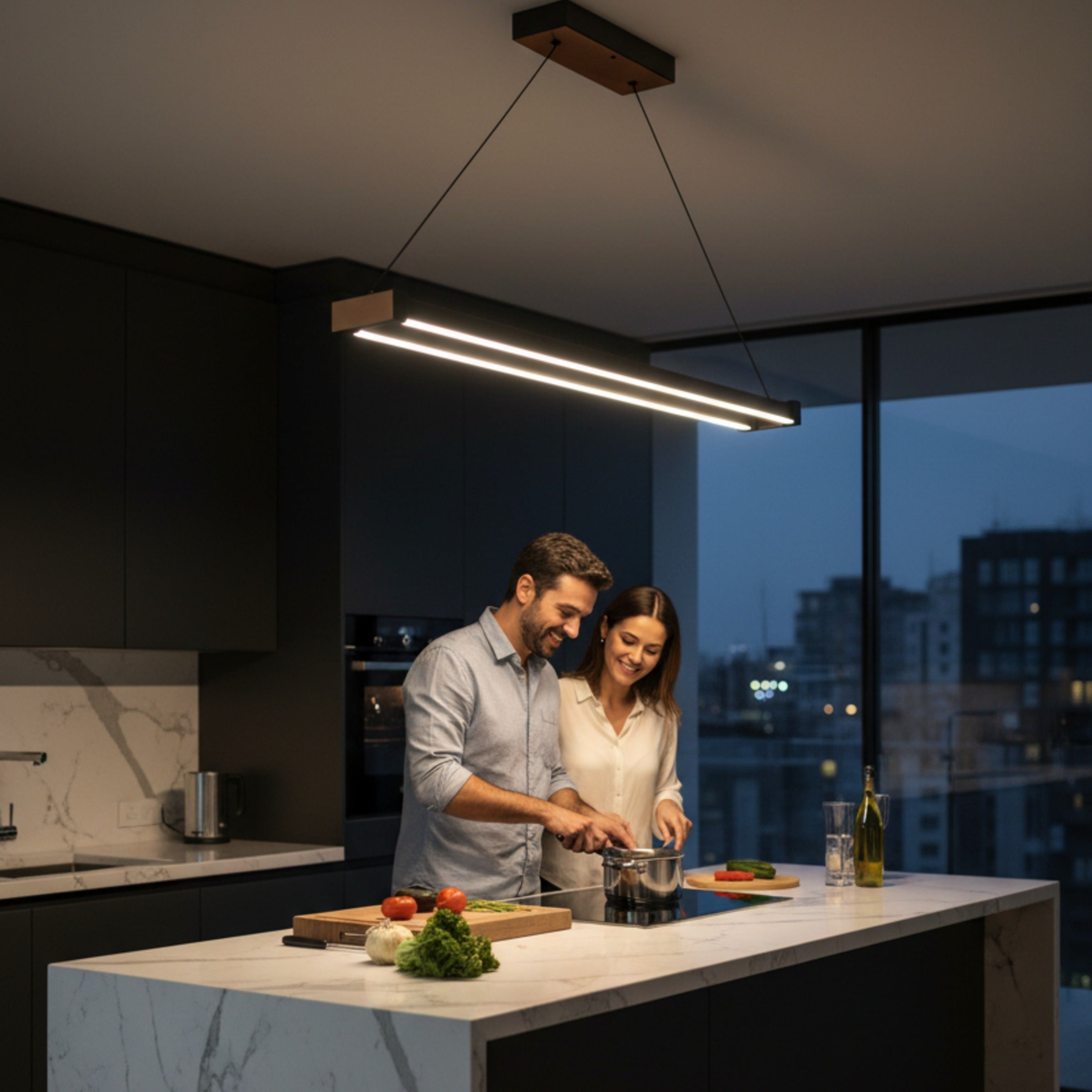 Modern mutfak adası üzerinde konumlandırılmış Vega lineer sarkıt aydınlatma ile lüks ve sıcak bir atmosfer.