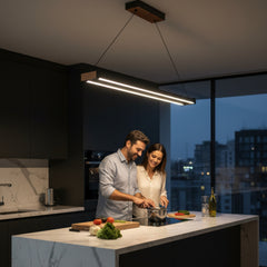 Modern mutfak adası üzerinde konumlandırılmış Vega lineer sarkıt aydınlatma ile lüks ve sıcak bir atmosfer.