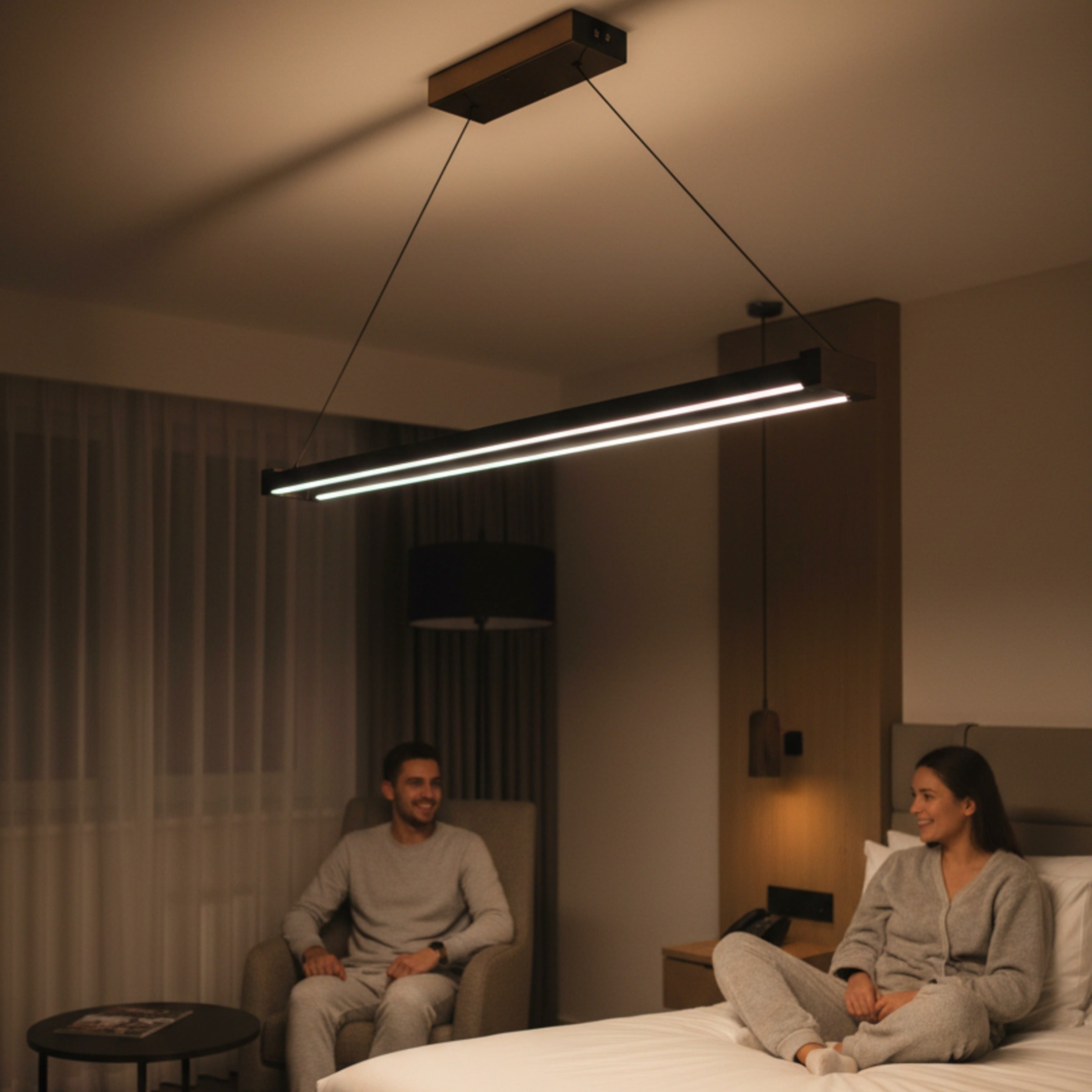Modern otel odası dekorasyonunda ince tasarımlı siyah lineer aydınlatma ve konforlu atmosfer
