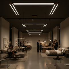 Geniş bir showroom ve salon alanında çoklu Vega lineer sarkıt aydınlatma kullanımı ve yarattığı modern atmosfer.