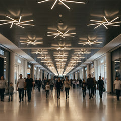 Geniş bir alışveriş merkezi koridorunda tavanı süsleyen çok sayıda Zenit modern LED avize ve yarattığı aydınlık atmosfer.