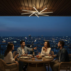 Şehir manzaralı terasta arkadaş toplantısına eşlik eden kumandalı dim edilebilir Zenit avize.