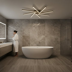 Mermer kaplı lüks banyo tasarımında beyaz bornozlu kadının üzerinde Zenit modern 8 kollu led tavan avizesi.