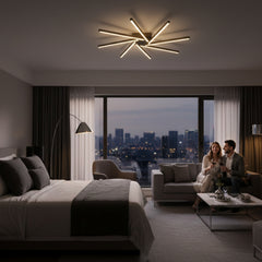 Gece manzaralı lüks otel odasında Zenit modern LED avize ve dinlenen çift.