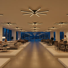 Geniş bir showroom alanında seri halde kullanılan Pulsar modern LED tavan aydınlatmaları.