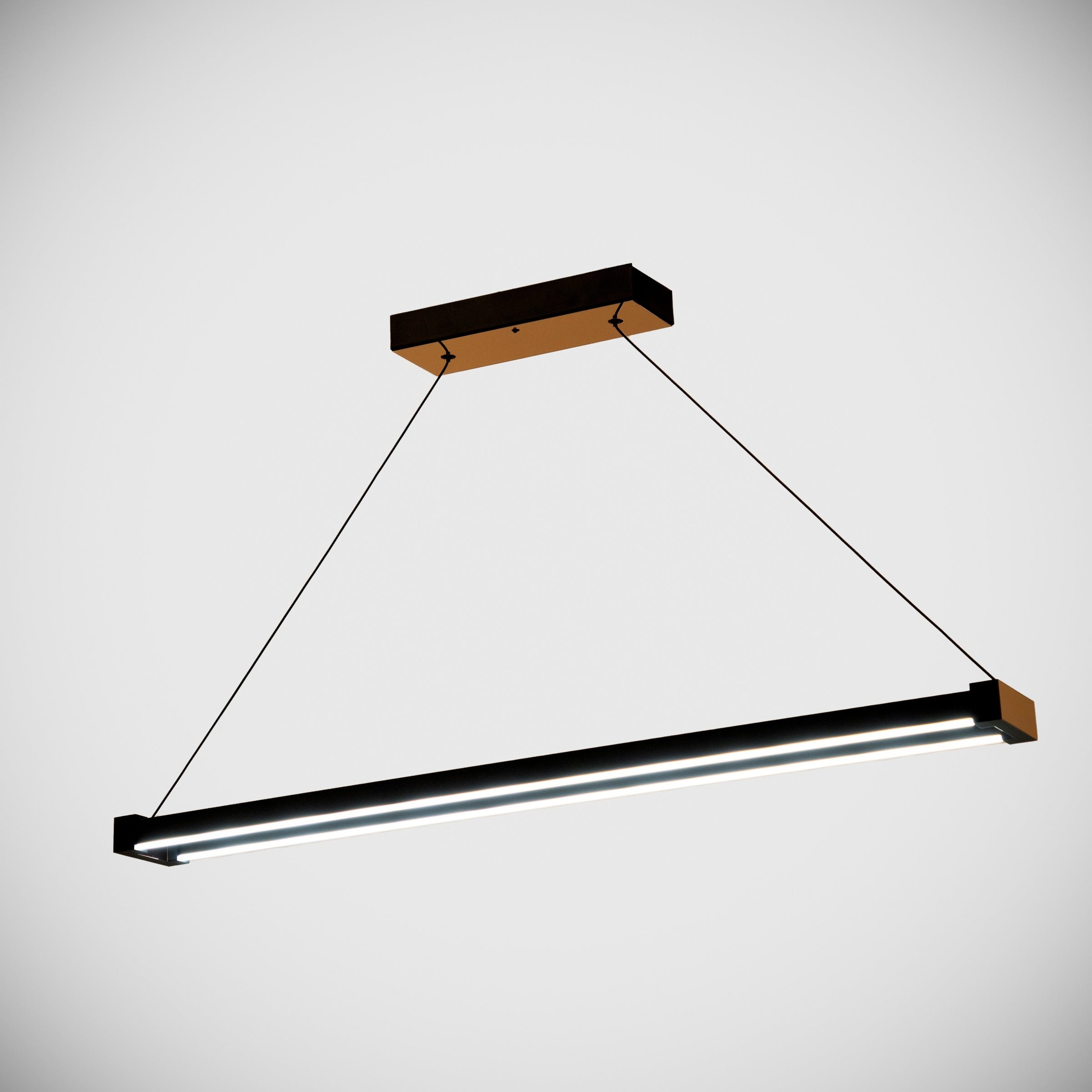 Vega serisi siyah metal gövdeli ve gold detaylı 100 cm modern lineer LED sarkıt avize tasarımı.