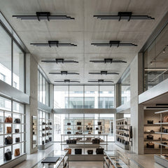 EnzoLight Cosmo Plafonyer Modern LED Tavan Avize Plafonyer - Mağaza ve Showroom Tavanı Modern Mimari Çizgilerle Gündüz Doğal Gün Işığında Tavana Montaj Görünümü