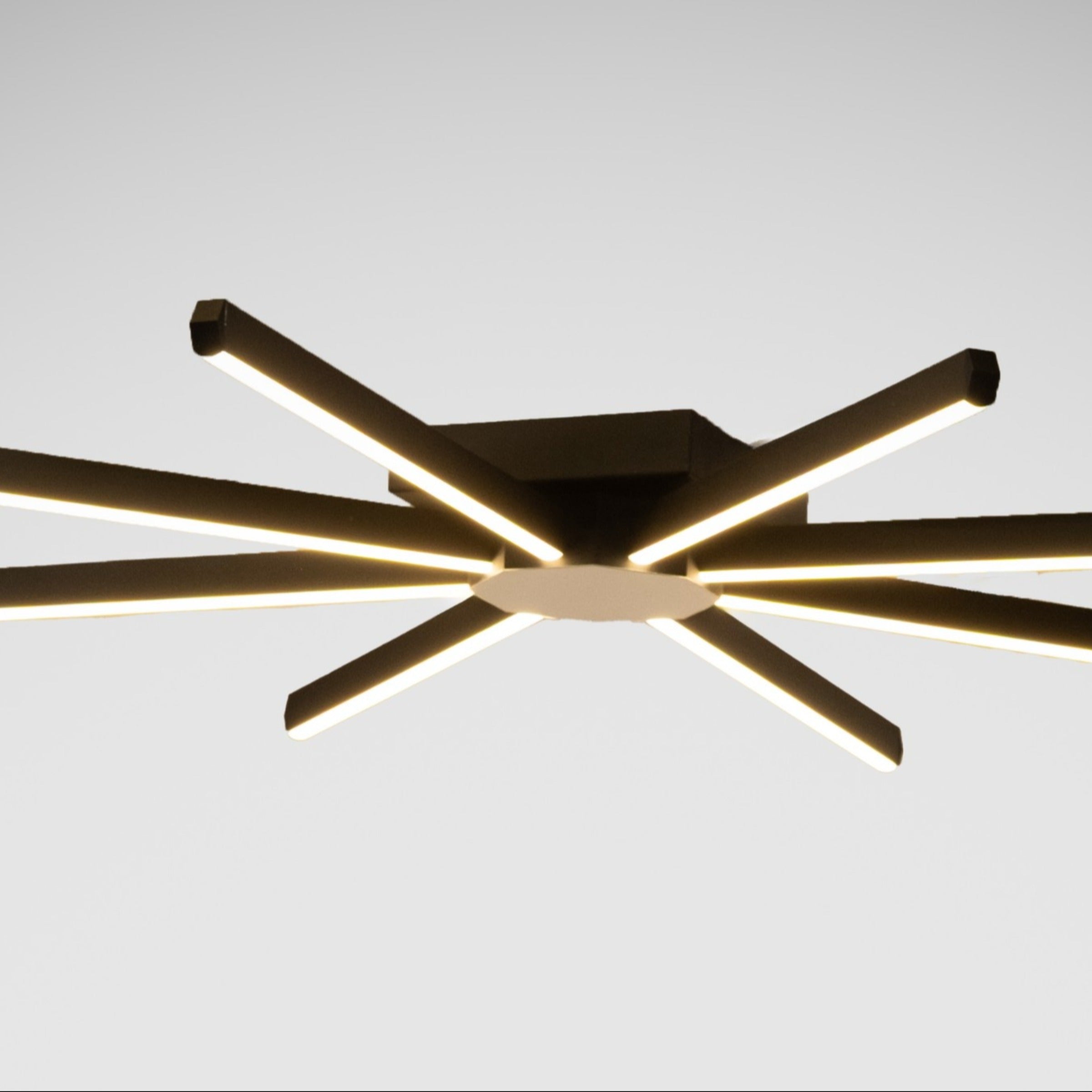 Pulsar modern led tavan avizesinin aşağı bakan ışık kanalları ve siyah gövde dokusunun modern iç mekan odaklı detaylı görünümü.